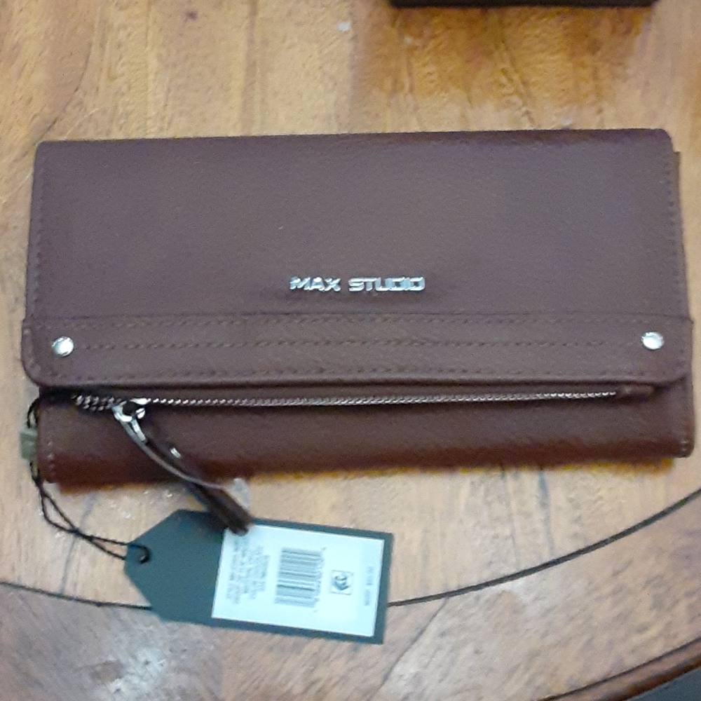 Max studio wallet